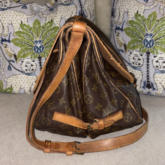 Louis Vuitton Guaranteed Authentic Monogram Saumur 35 Messenger Bag - Picture 9 of 17